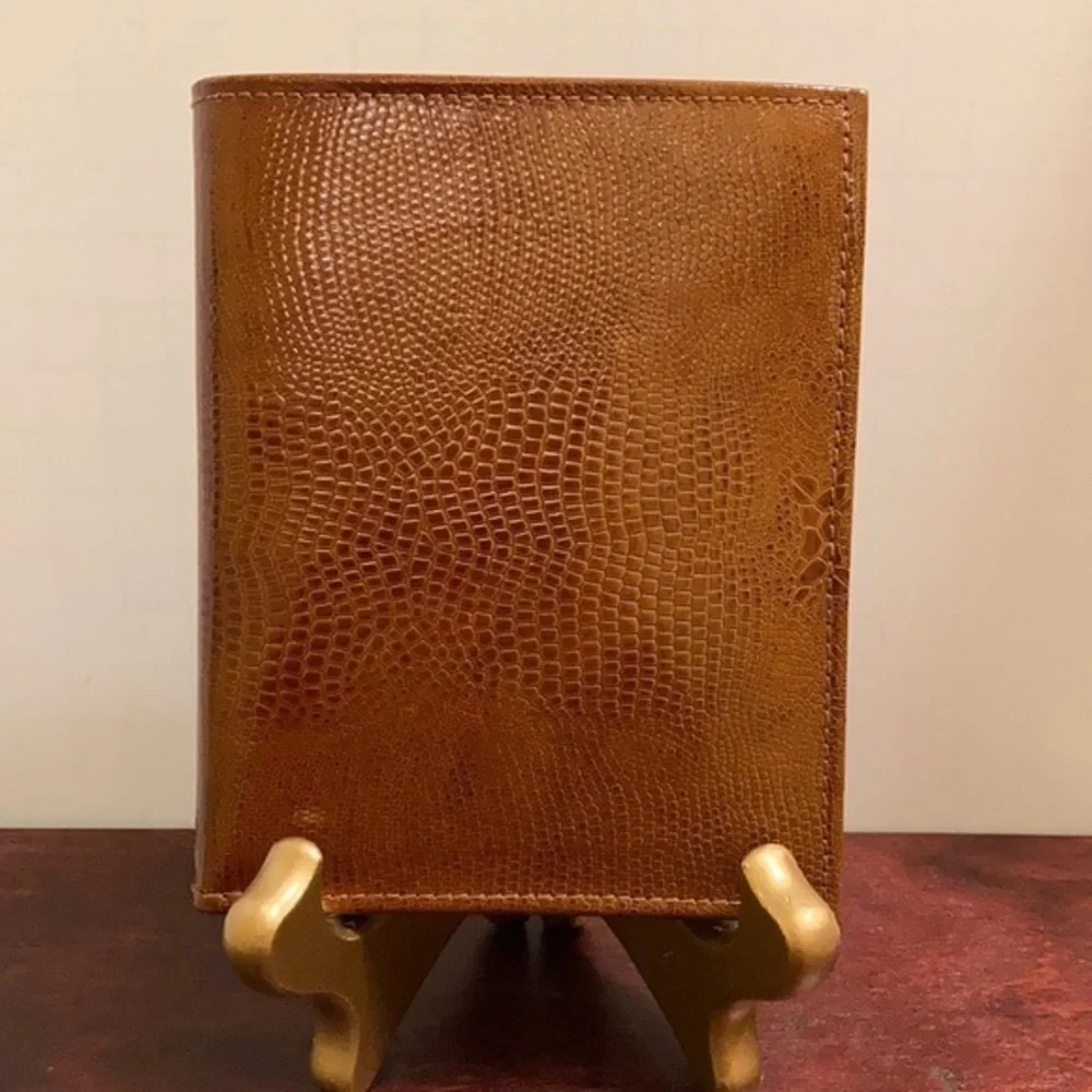 NWOT made in Great Britain caramel leather billfold